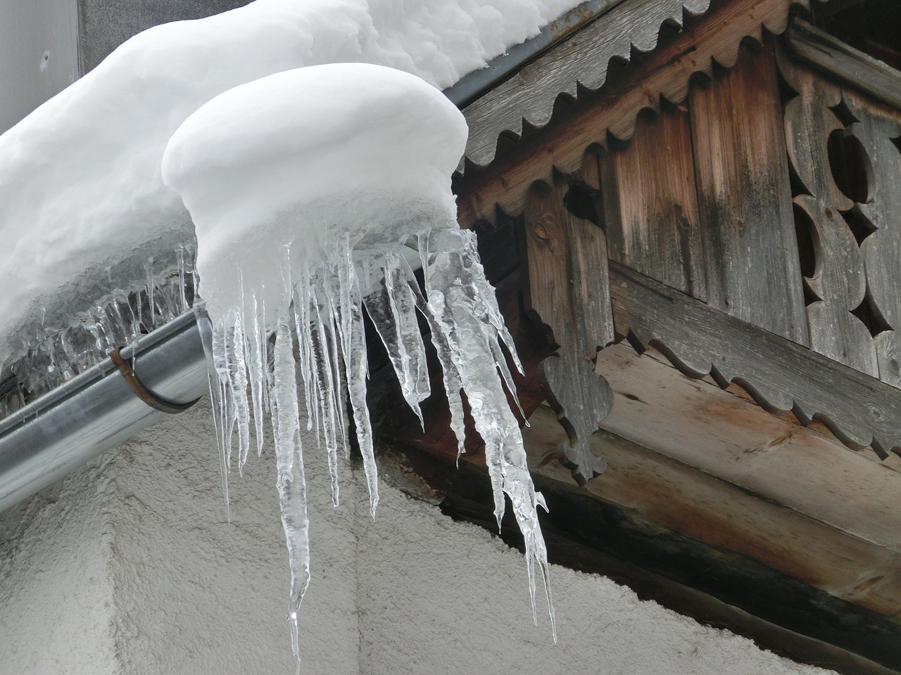 5 Simple Ways to De-Ice Your Roof